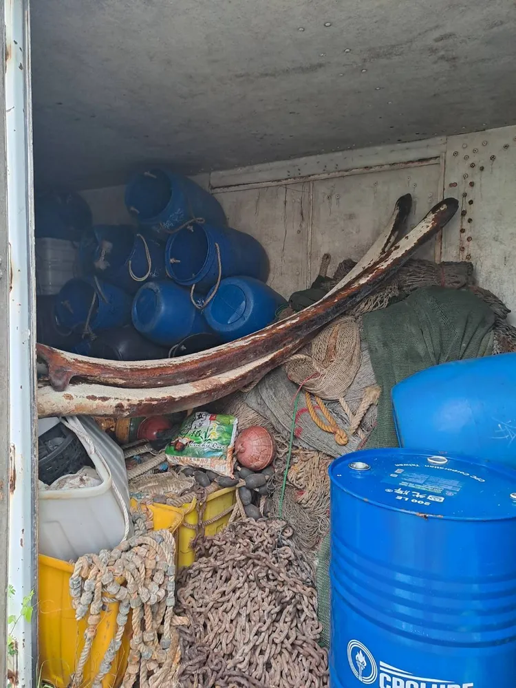 存放在興達漁港港區貨櫃內的大村鯨下顎骨。海保署提供