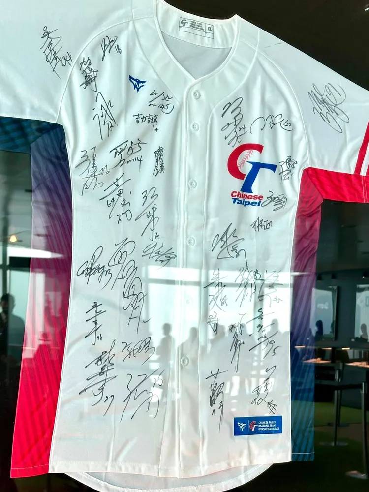 12強中華隊簽名球衣。翻攝田中千繪臉書