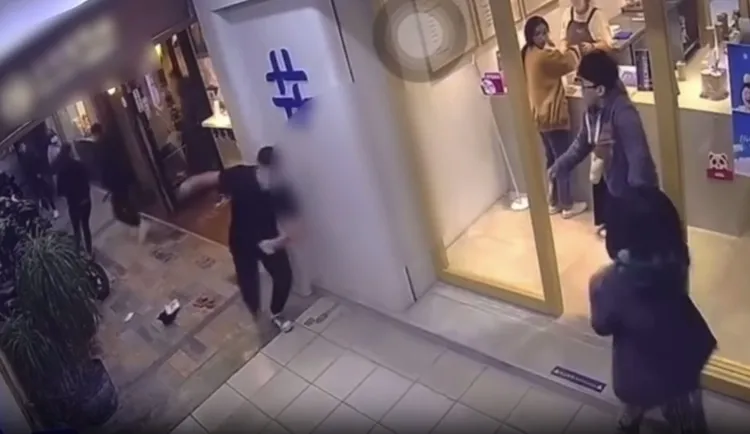 男店員遭砍後，立刻拔腿往一旁店家狂奔。翻攝記者爆料網