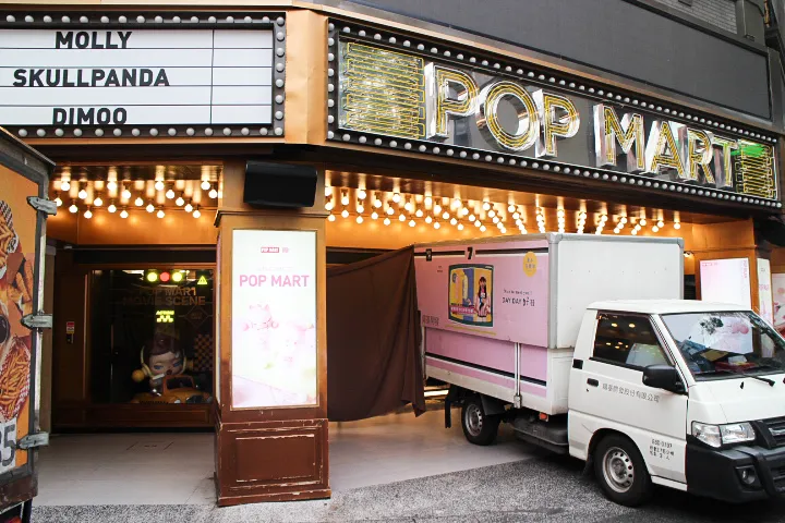 在進貨過程中全程皆以黑布覆蓋，防止偷拍資訊外流來杜絕黃牛代排行為。泡泡瑪特提供