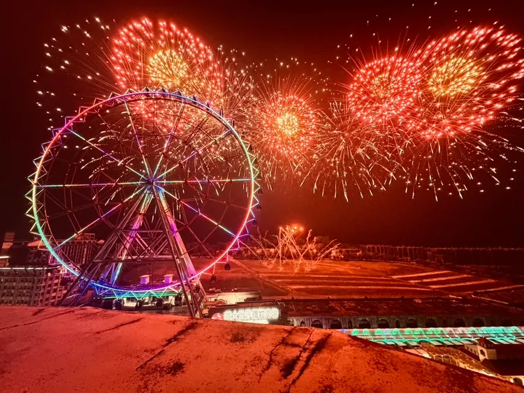 義大世界湧進5萬多人一起跨年。義大提供