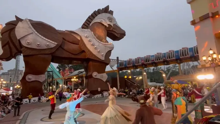 人潮逐漸湧進義大世界。義大提供