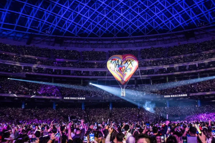 阿妹搭上大氣球環場又唱又跳。圖／聲動娛樂提供