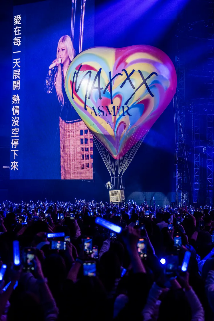 阿妹搭上心型大氣球環場，與各區域粉絲嗨唱。圖／聲動娛樂提供