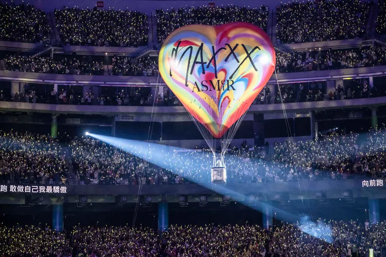 阿妹搭乘大氣球升到5樓高。圖／聲動娛樂提供