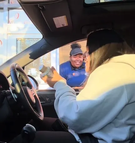 班尼塔與麥當勞店員攀談，兩人結交為好友。翻攝TikTok@raquelbenitah