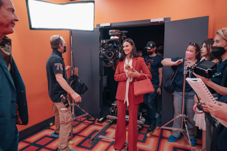 黛咪摩爾拍戲不離愛犬Pilaf。CATCHPLAY提供