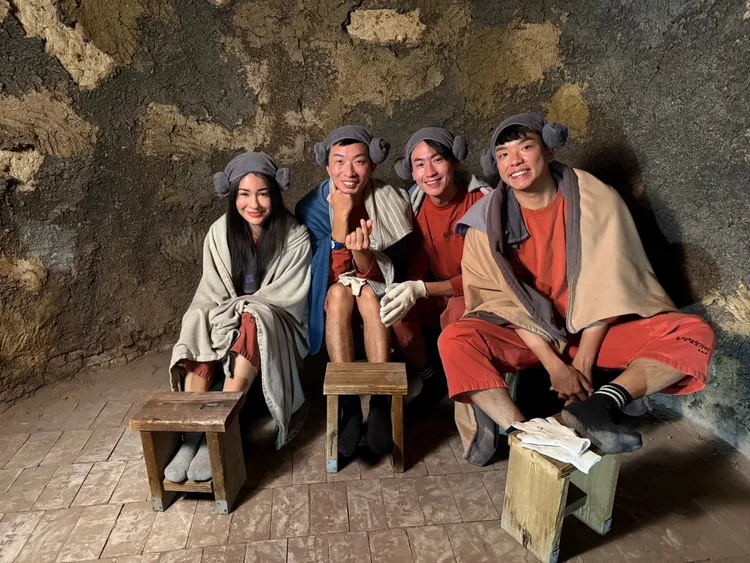 《上山下海過一夜》體驗汗蒸幕。三立提供