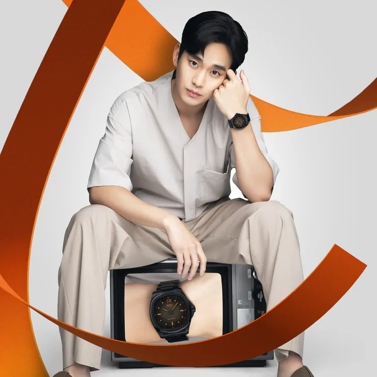 金秀賢搭配黑橘色Multifort TV Big Date，4萬2600元。品牌提供