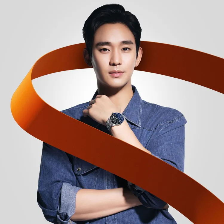 金秀賢搭配Ocean Star 39海洋之星系列自動腕錶，3萬5600元。品牌提供