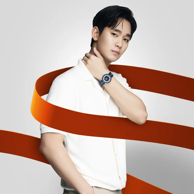 金秀賢搭配的Ocean Star GMT海洋之星雙時區特別版鯊魚錶，以海軍藍外觀結合鯊魚齒設計。品牌提供