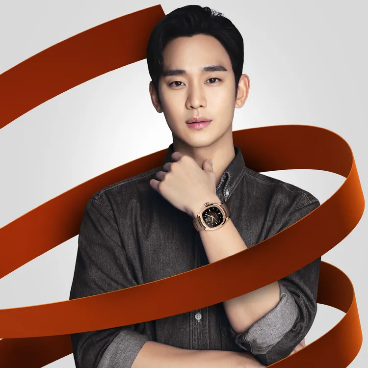 金秀賢搭配玫瑰金Multifort TV Big Date，4萬100元。品牌提供