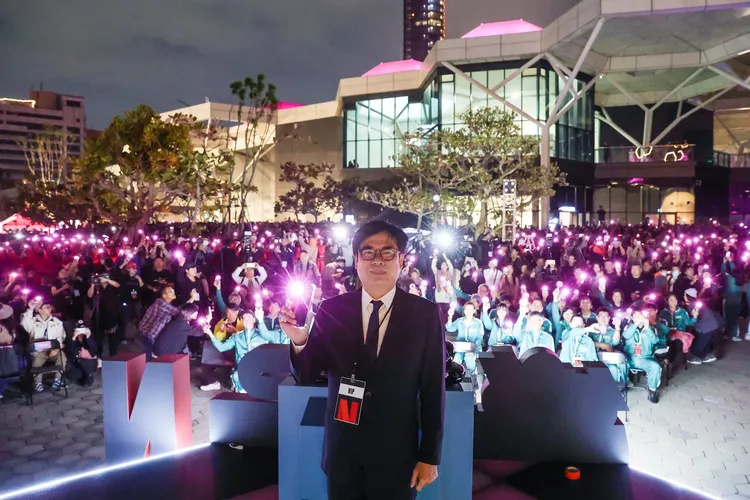 《魷魚遊戲》第2季昨在高雄舉辦宣傳記者會，高雄市長陳其邁與民眾共同參與「123高雄人」萬人粉紅派對。市府提供