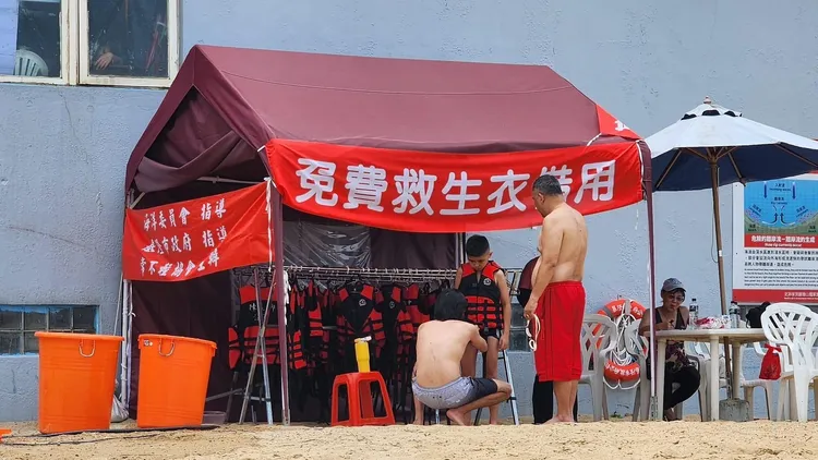 基隆大武崙海水浴場免費救生衣借用站。海委會提供