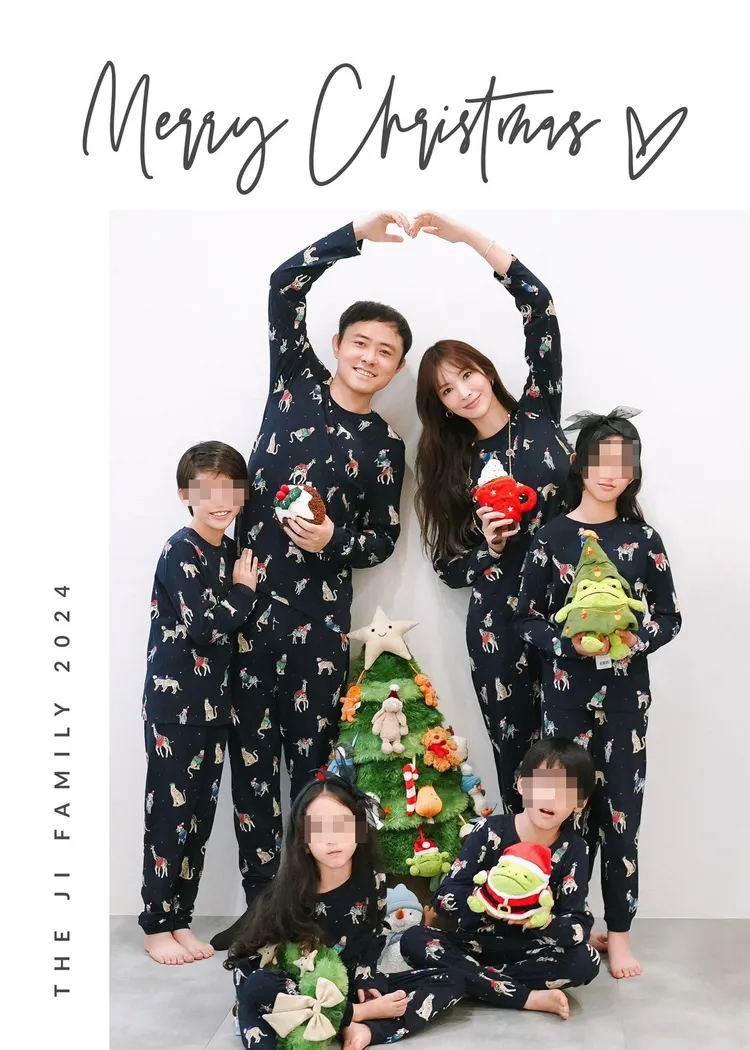 吳佩慈與紀曉波一家六口拍全家福照，場面溫馨。