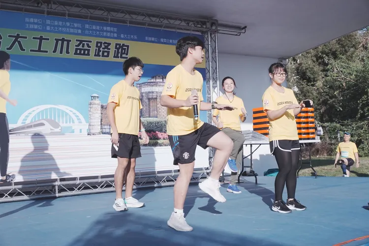 台大土木系學生帶領參賽者熱身。台大土木系校友會提供