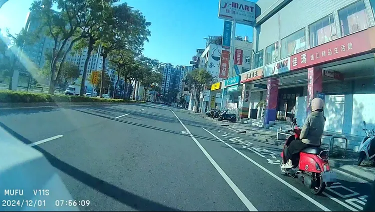 女騎士因天冷將左手放進外套口袋取暖，僅以右手騎車。翻攝臉書「高雄大小事」