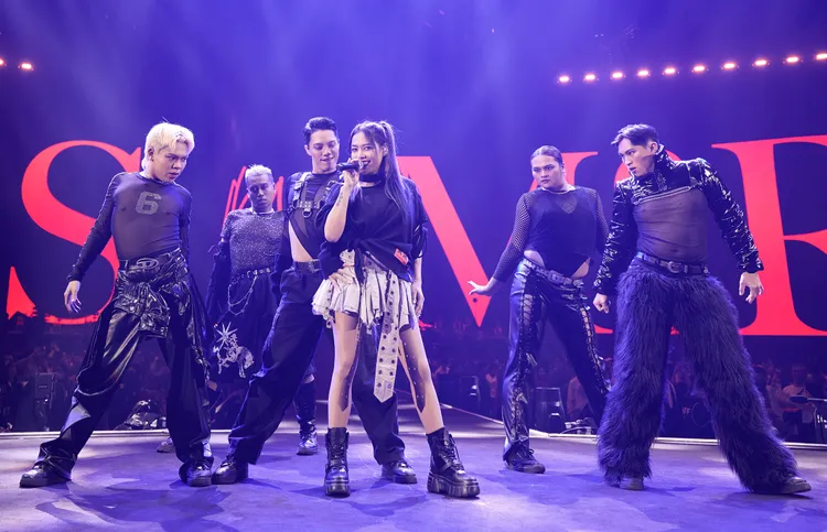 Saya一登台，瞬間炒熱氣氛。聲動娛樂提供