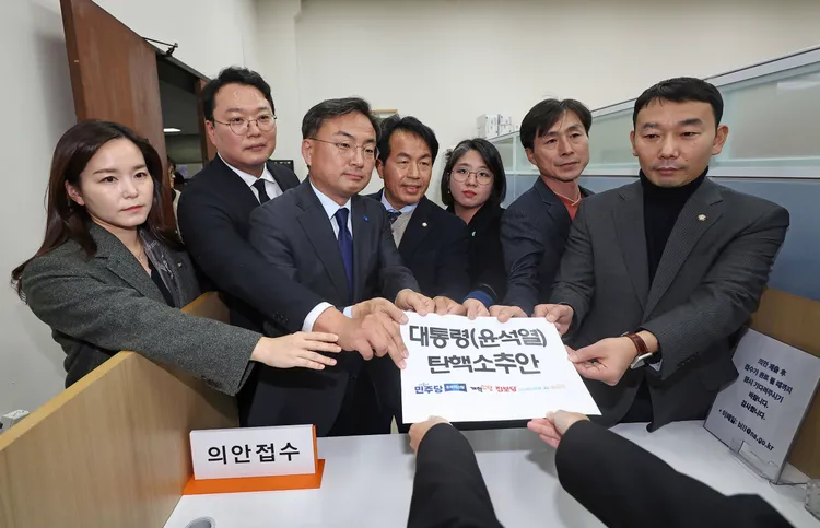 在野黨遞交彈劾總統的動議。美聯社