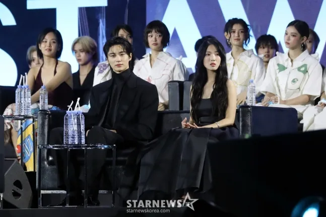 粉絲看到邊佑錫和金惠奫坐在一起，台下不斷竊竊私語交談，表示已圓滿。翻攝STARNEWS