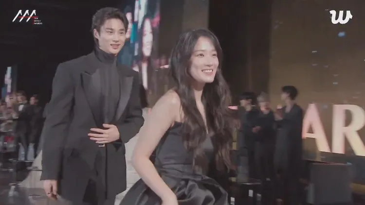 邊佑錫（左）示意讓金惠奫先上台。翻攝Weverse