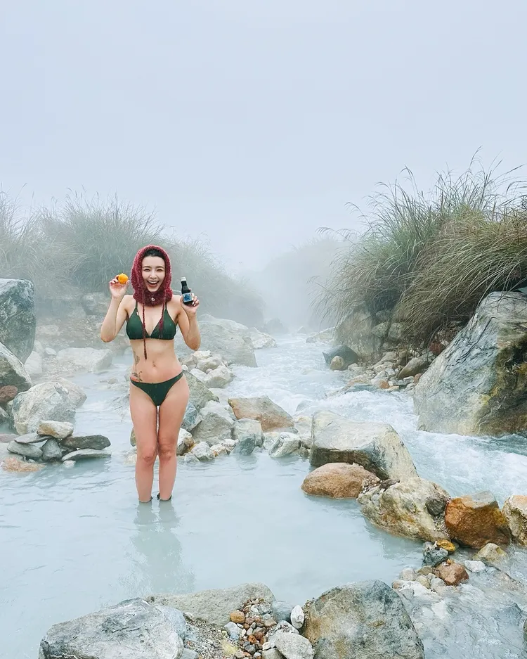 吳婉君穿比基尼泡湯。翻攝吳婉君臉書