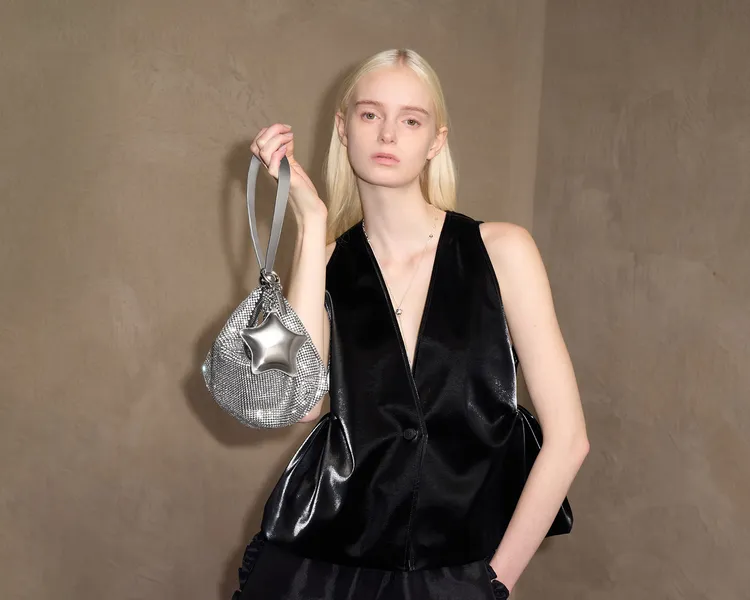 從水鑽包到吊飾都相當搶眼。品牌提供