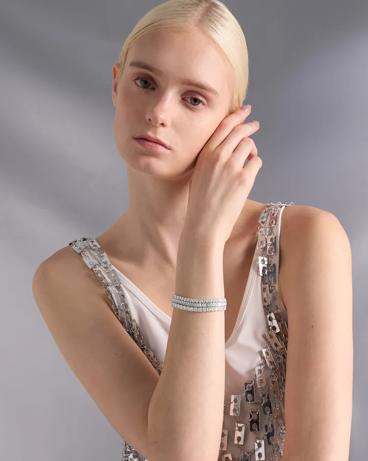 CHARLES & KEITH此次特別端出水鑽系列飾品。品牌提供