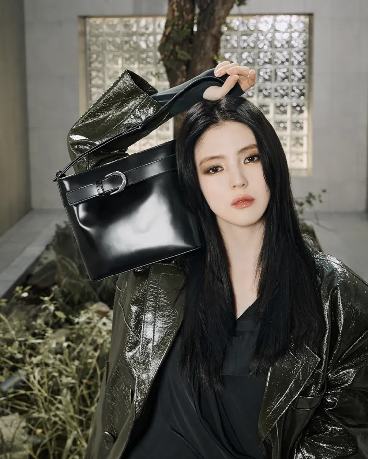 韓素希的全黑造型相當有個性。翻攝charleskeith＿tw