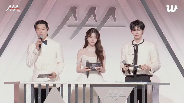 張員瑛（中）第4度主持AAA，搭檔成韓彬（右）、柳俊烈。翻攝Weverse