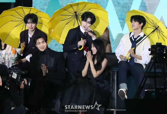ZEROBASEONE表演《背著善宰跑》原聲帶，拿著劇中黃傘在邊佑錫、金惠奫身旁演唱。翻攝STARNEWS