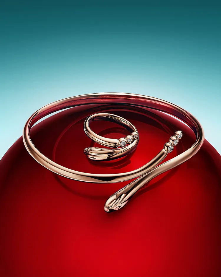 Tiffany & Co. Elsa Peretti系列18K玫瑰金鑲鑽Snake手環及戒指，台北101專門店獨家販售，手環26萬5000元、戒指10萬6000元。品牌提供