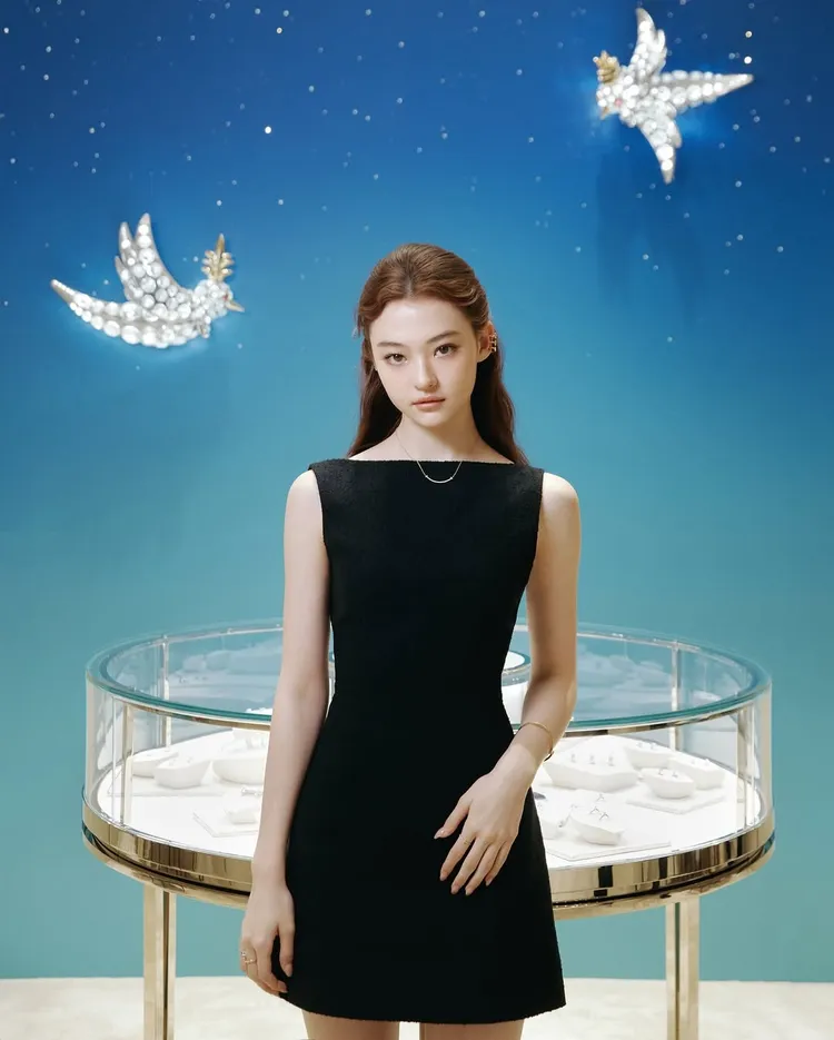 韓國新生代女團MEOVV成員德韓混血成員Ella，出席Tiffany & Co.活動。翻攝meovv IG