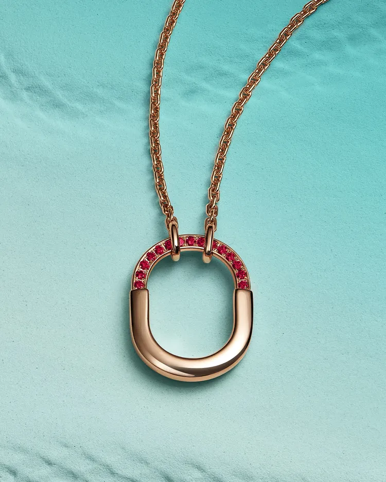 Tiffany & Co. Lock系列新春首發款紅寶石項鍊(小型款)，台灣市場率先發售，11萬6000元。品牌提供