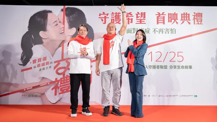 Sam哥（中）開心出席首映會與導演林明謙、曾寶儀合影。台北双喜電影提供