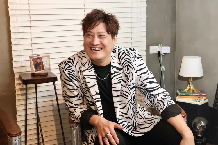 在屏東種植芒果的歌手楊哲，另一個身份是歌手兼江蕙《夢中的情話》作詞人，音樂創作能量跟他的芒果一樣多產量。莊宗達攝