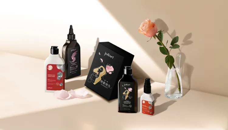 juliArt覺亞公益新香「馥玫絮語」五款暖玫系列組合，凡購買任一款，juliArt 覺亞即捐贈最高150元至介惠基金會。品牌提供