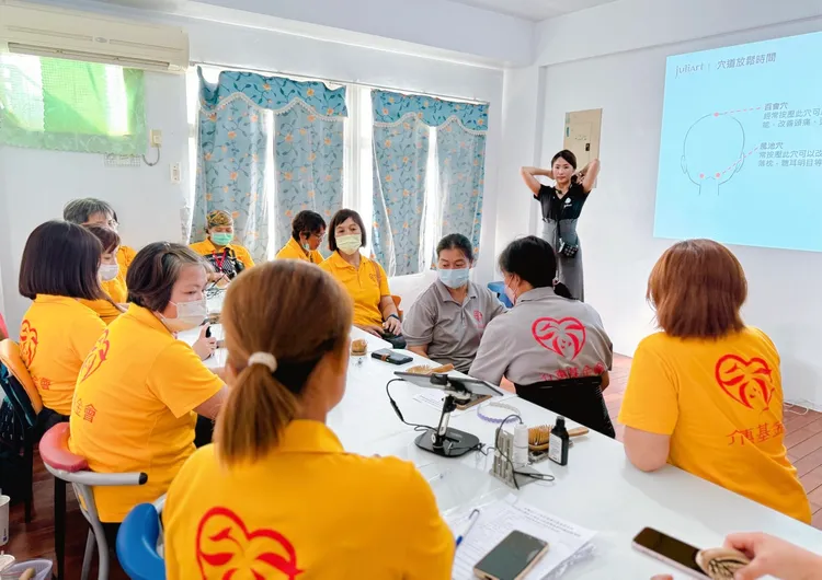 juliArt覺亞與介惠基金會合作，舉辦衛教講座、結合頭皮檢測諮詢，培力婦女了解頭皮照護方法。品牌提供