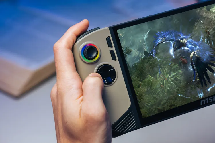 MSI Claw 8 AI+以人體工學精心打造的外型能自然貼合手部輪廓。圖/品牌提供