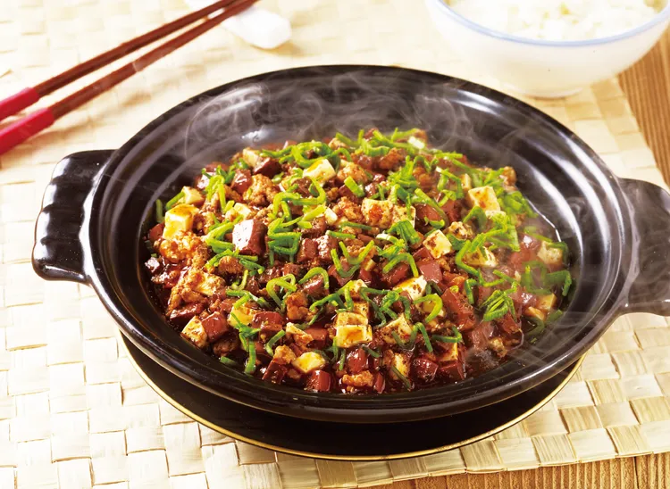 「超級麻婆豆腐」嫩白豆腐搭配嫩Q鴨血，黑白雙色展現精湛的刀工，是許多吃辣愛好者的必點菜色。瓦城提供