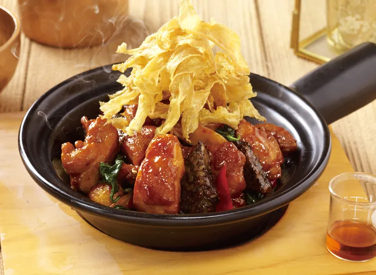 「3.5杯雞」將台菜風味再升級，結合去骨嫩雞腿肉、米血，加上獨家秘製的花雕酒香，成為搭配米飯的經典美味。瓦城提供