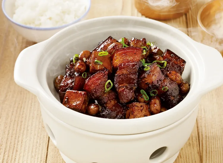 獲第四屆500盤肯定的「阿婆紅燒肉」，以上等五花肉搭配花生、豆干、蛋，透過慢火滷燉濃油赤醬，軟嫩不膩的口感，成功抓住許多老饕的胃。瓦城提供