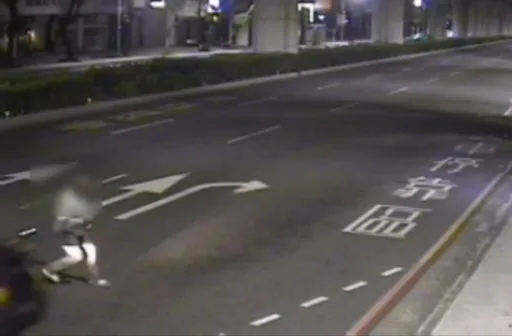 台中行人違規過馬路　闖紅燈又沒走斑馬線！遭機車撞倒釀2傷