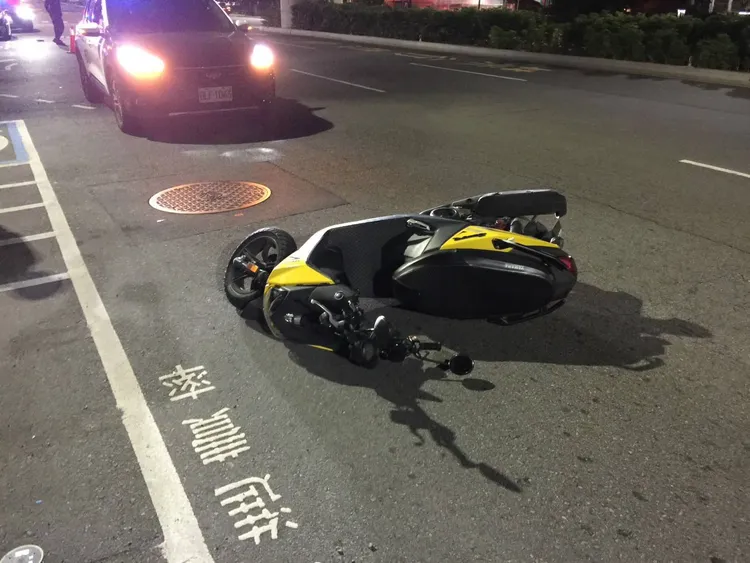 劉姓騎士的機車往前滑行翻了一圈才停住。民眾提供