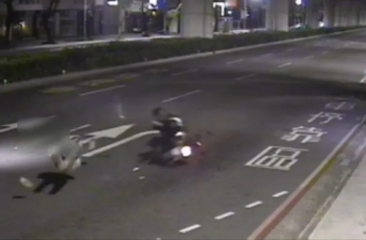 劉姓行人疑違規穿越馬路，被機車撞倒。民眾提供