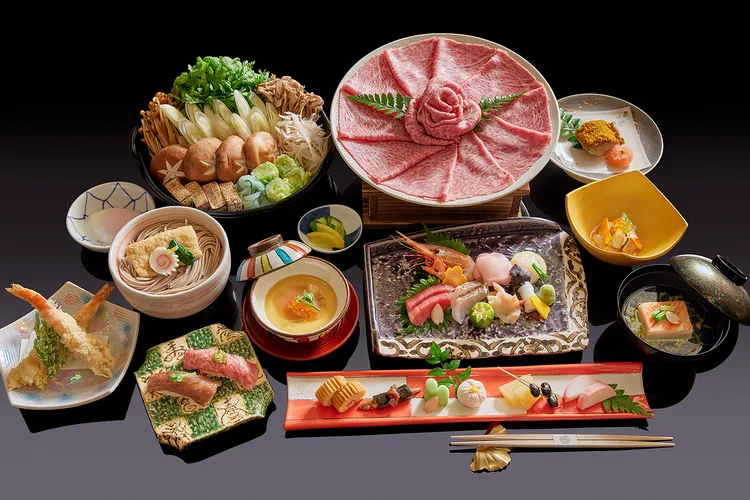 JR東日本大飯店台北HAYASE日本料理12/27至12/31期間推出「年越懷石」套餐，每位5000元+10%，以華麗的節慶料理迎接新年。業者提供