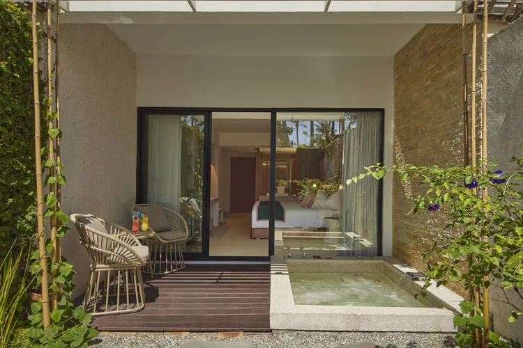 墾丁凱撒1212住宿優惠再加碼，指定日免加價直接升等深受親子家庭客喜愛的花園客房。業者提供