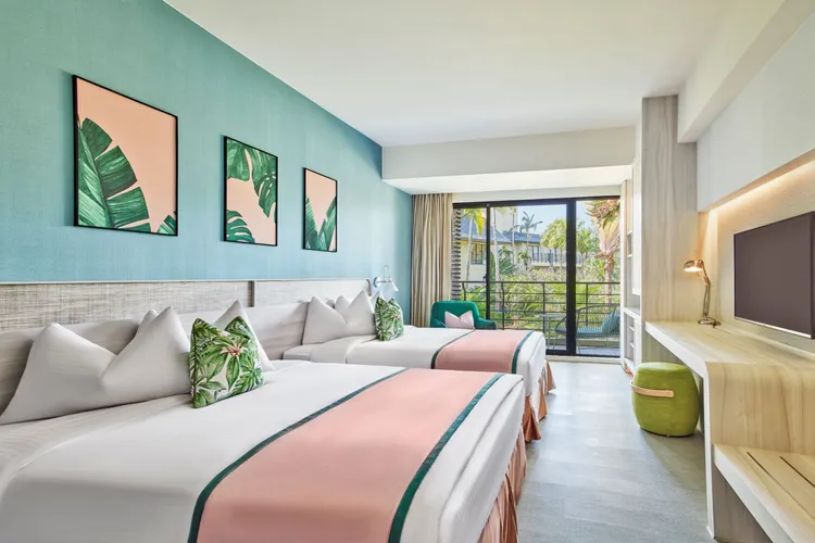 四人同行每人最低只要1491元起，就能入住12坪景觀客房享受飯店多樣化設施，與親友暢饗異國佳餚百匯。業者提供