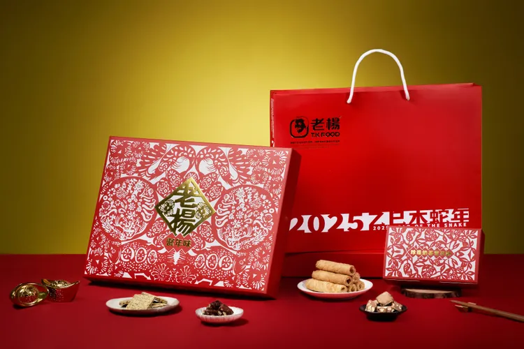 「聚年味」春節禮盒，包裝以傳統剪紙窗花藝術呈現過年必備的年菜。業者提供