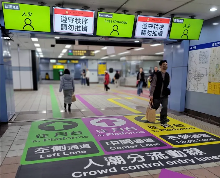 北捷國父紀念館站人流顯示面板及三色導引地貼。台北捷運公司提供